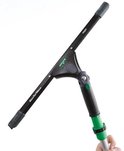 Zwarte Unger ErgoTec Ninja raamwisser met groene aansluiting, in hand.