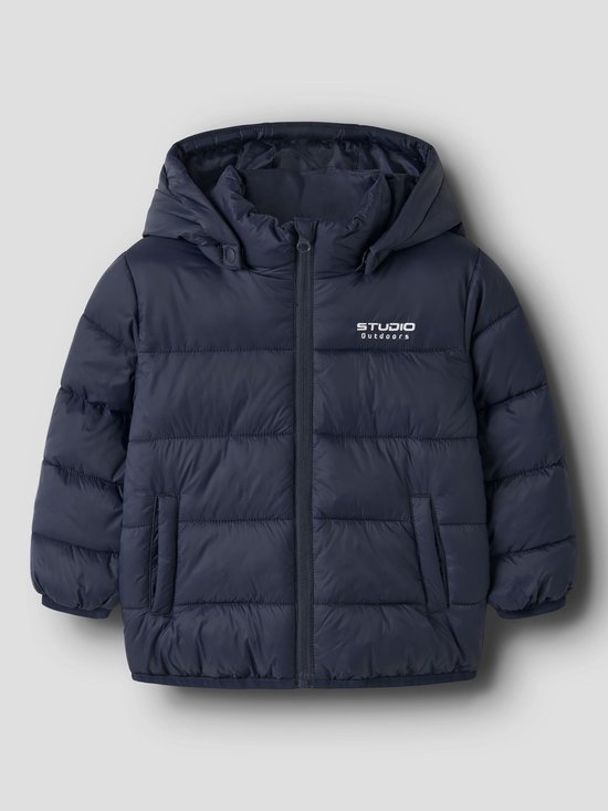 Donkerblauwe gewatteerde jas met ritssluiting en opdruk 'STUDIO OUTDOORS'.