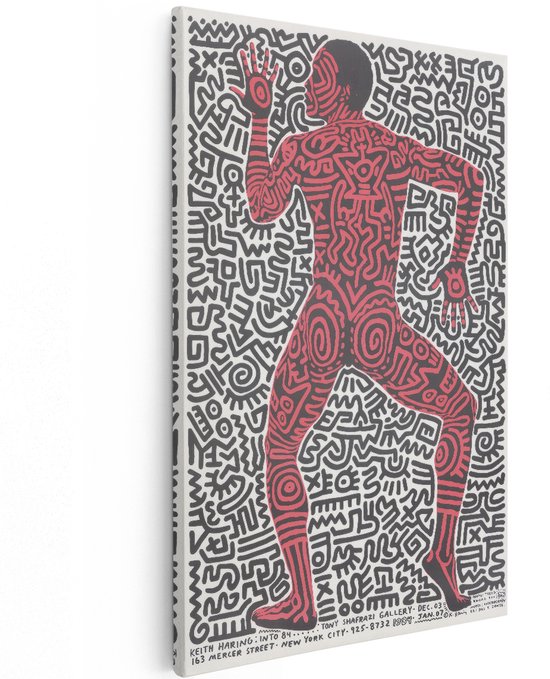 Een rood figuur met een zwart lijnpatroon, staand op een achtergrond van zwarte, abstracte lijnen.