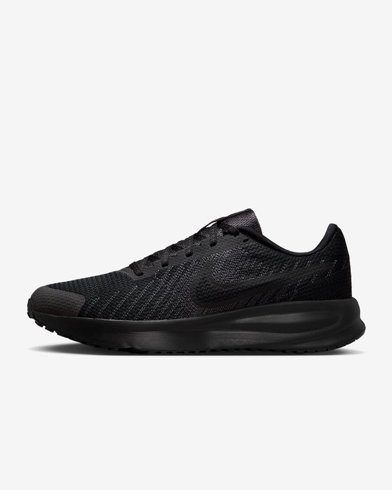 Profiel van een zwarte Nike hardloopschoen met veters en zwart Nike logo.