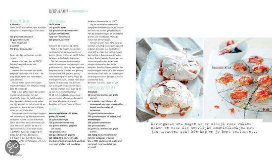 Twee grote, luchtige meringues met amandelen en gesmolten chocolade op een stuk papier, naast gebakken zoete aardappeltjes op een rooster.