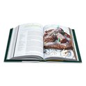 Openstaand kerstkookboek van Jamie Oliver met een chocolade boomstam taart op de rechterpagina.