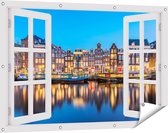 Gards Tuinposter Doorkijk Amsterdamse Huisjes in de Avond met Lichten - 120x80 cm - Tuindoek - Tuindecoratie - Wanddecoratie buiten - Tuinschilderij