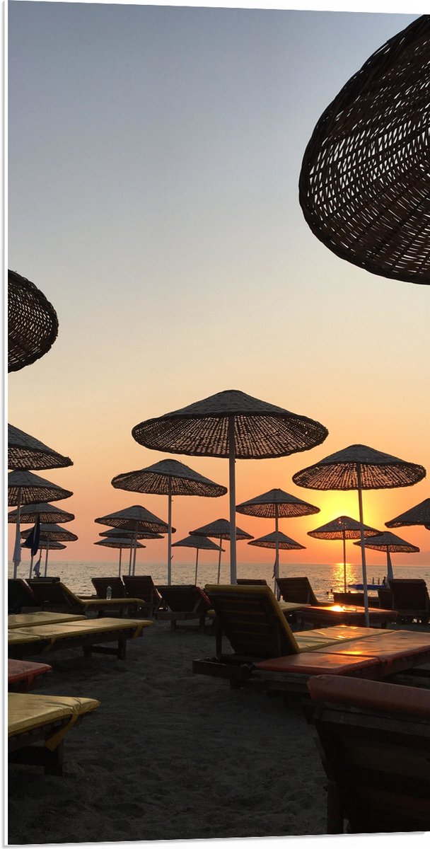 PVC Schuimplaat- Strand met Ligbedden en Rieten Parasols - 50x100 cm Foto op PVC Schuimpla