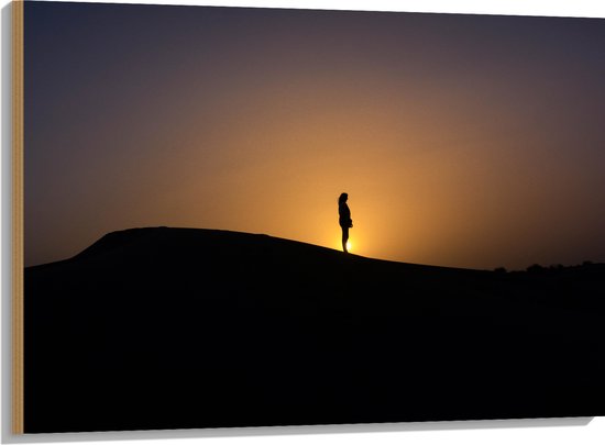 WallClassics - Hout - Silhouet Persoon op een Berg - 100x75 cm - 9 mm dik - Foto op Hout (Met Ophangsysteem)