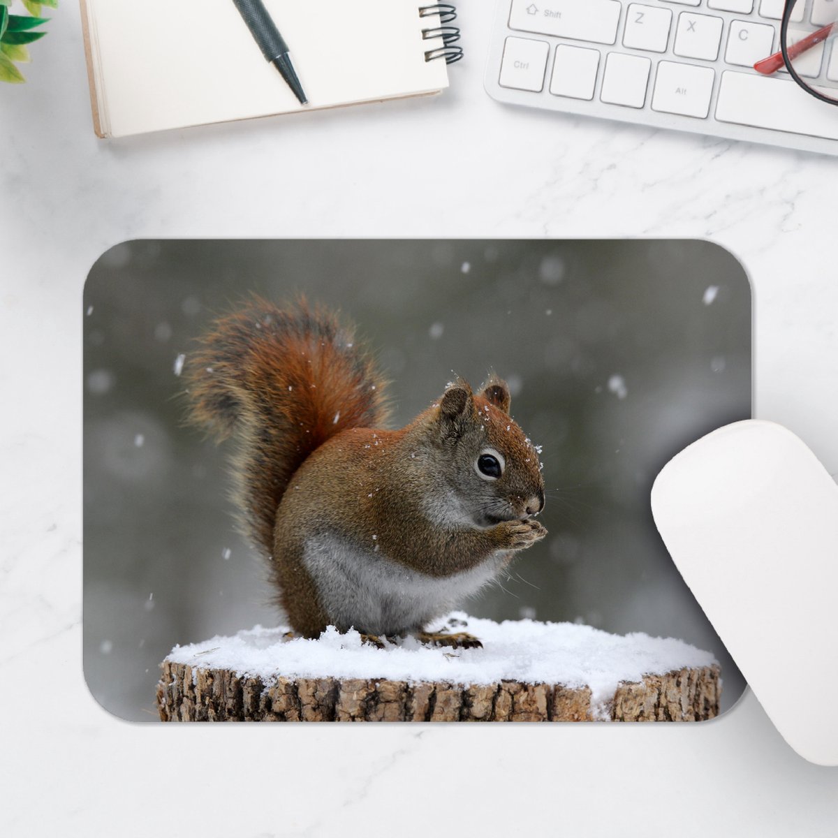 Muismat - Rode Eekhoorn tussen de Sneeuw - 25x18 cm - 2 mm Dik - Muismat van Vinyl