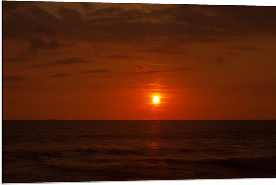Dibond - Roodkleurige Zonsondergang aan de Horizon bij de Oceaan - 90x60 cm Foto op Aluminium (Met Ophangsysteem)