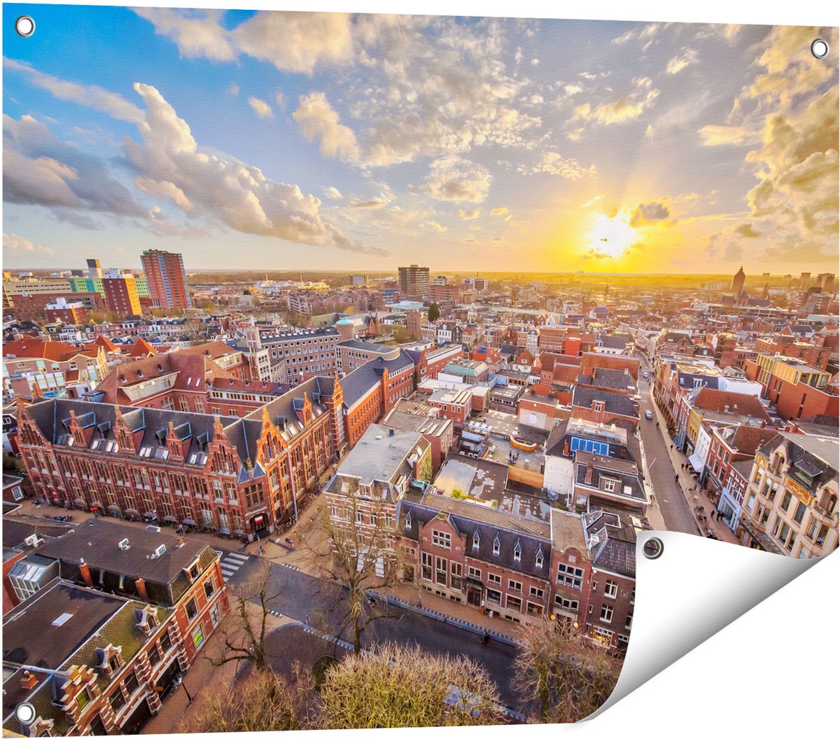 Gards Tuinposter Groningen Stad bij Zonsondergang - 80x60 cm - Tuindoek - Tuindecoratie - Wanddecoratie buiten - Tuinschilderij Multikleur