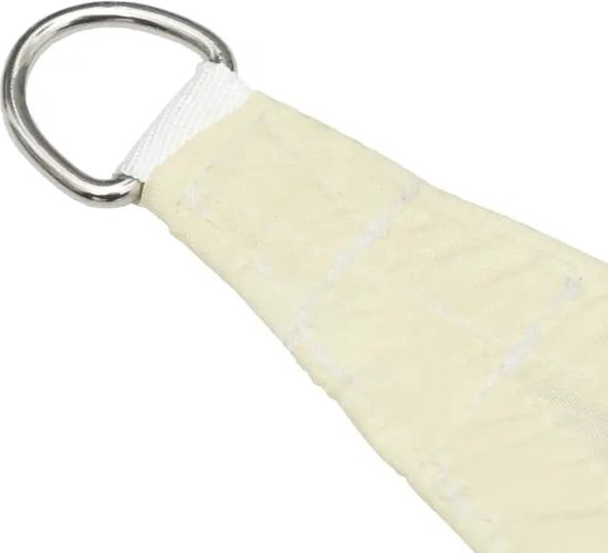 Detail van crème-kleurig zonnedoek met metalen D-ring.