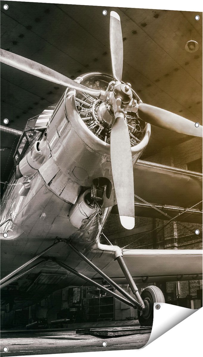 Gards Tuinposter Oud Vliegtuig in een Hangar - Zwart Wit - 80x120 cm - Tuindoek - Tuindecoratie - Wanddecoratie buiten - Tuinschilderij Multikleur