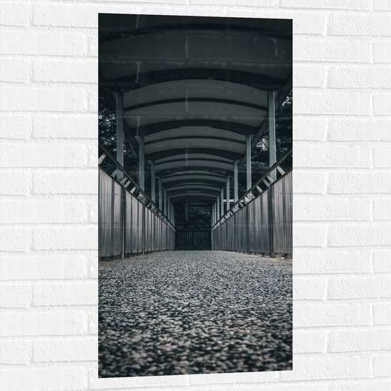 Muursticker - Overdekt Pad bij de Bossen (zwart- wit) - 50x100 cm Foto op Muursticker