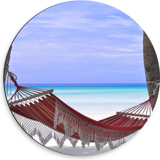 WallClassics - Dibond Muurcirkel - Rode Ibiza Hangmat op Tropisch Strand - 50x50 cm Foto op Aluminium Muurcirkel (met ophangsysteem)