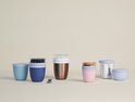 Six pots à collation Mepal de différentes couleurs, dont bleu, rose et cuivre, remplis de fruits et de céréales.