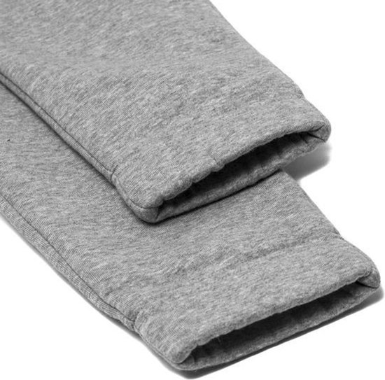 Detail van de elastische enkelboorden van een grijze Nike joggingbroek.