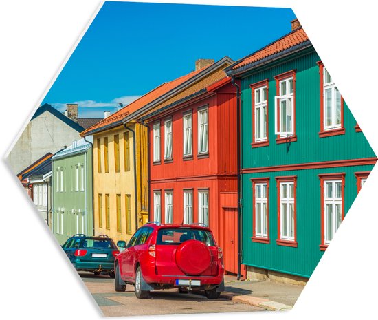 PVC Schuimplaat Hexagon - Gekleurde Houten Huisjes in Straatje in Oslo, Noorwegen - 50x43.5 cm Foto op Hexagon (Met Ophangsysteem)
