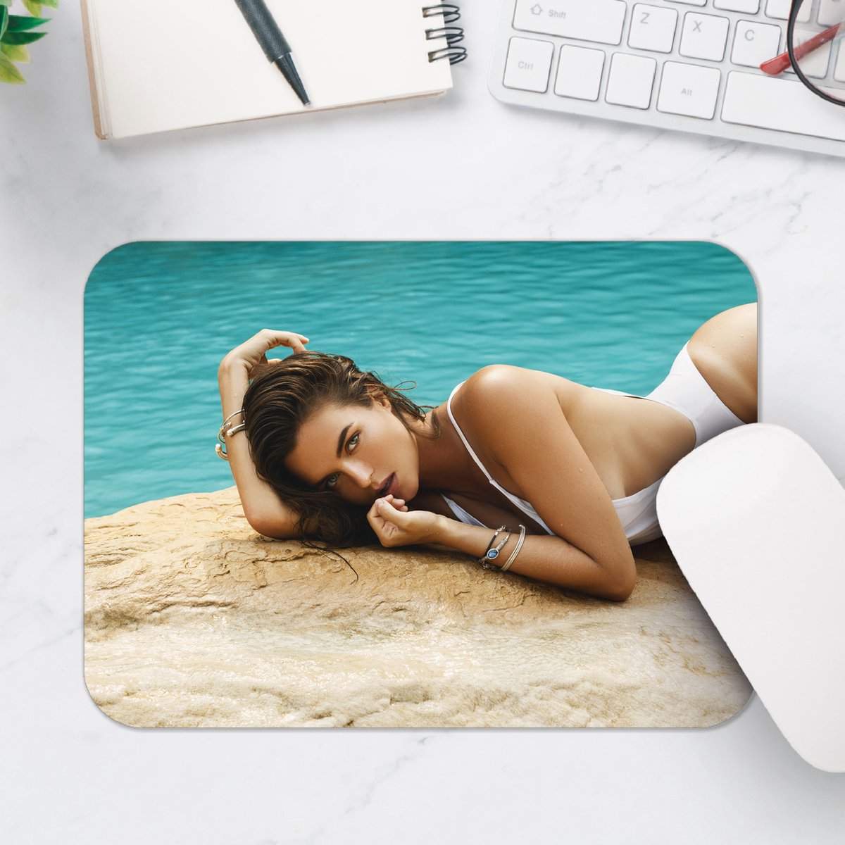Muismat - Mooie Vrouw in Witte Bikini op Rots bij Zee - 25x18 cm - 2 mm Dik - Muismat van Vinyl