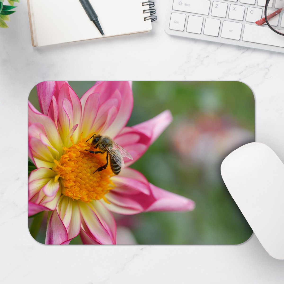 Muismat - Bij op Midden van Roze Dahlia Bloem - 25x18 cm - 2 mm Dik - Muismat van Vinyl