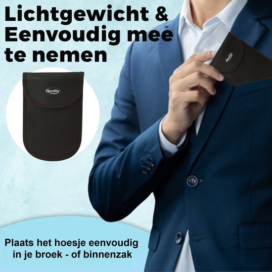 Man in donkerblauw pak, die een zwarte Qwality hoes in zijn binnenzak stopt. Compact formaat.