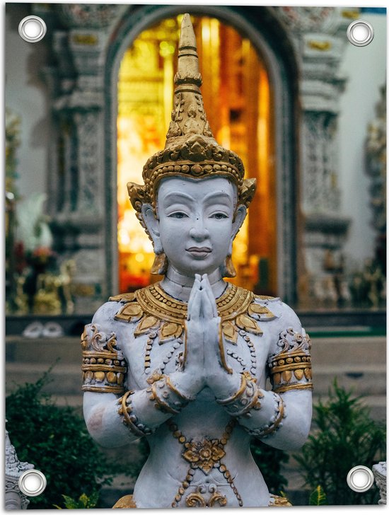 Tuinposter – Grijze Boeddha voor Tempel met Gouden Details - 30x40 cm Foto op Tuinposter (wanddecoratie voor buiten en binnen)