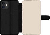 Bookcase Geschikt voor iPhone 11 telefoonhoesje - Beige - Effen kleur - Met vakjes - Wallet case met magneetsluiting
