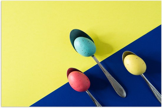 Poster (Mat) - Gekleurde Eieren op Lepels op Blauwe en Gele Vakken - 75x50 cm Foto op Posterpapier met een Matte look