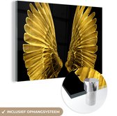 MuchoWow® Glasschilderij 90x60 cm - Schilderij acrylglas - Gouden vleugels op een zwarte achtergrond - Foto op glas - Schilderijen
