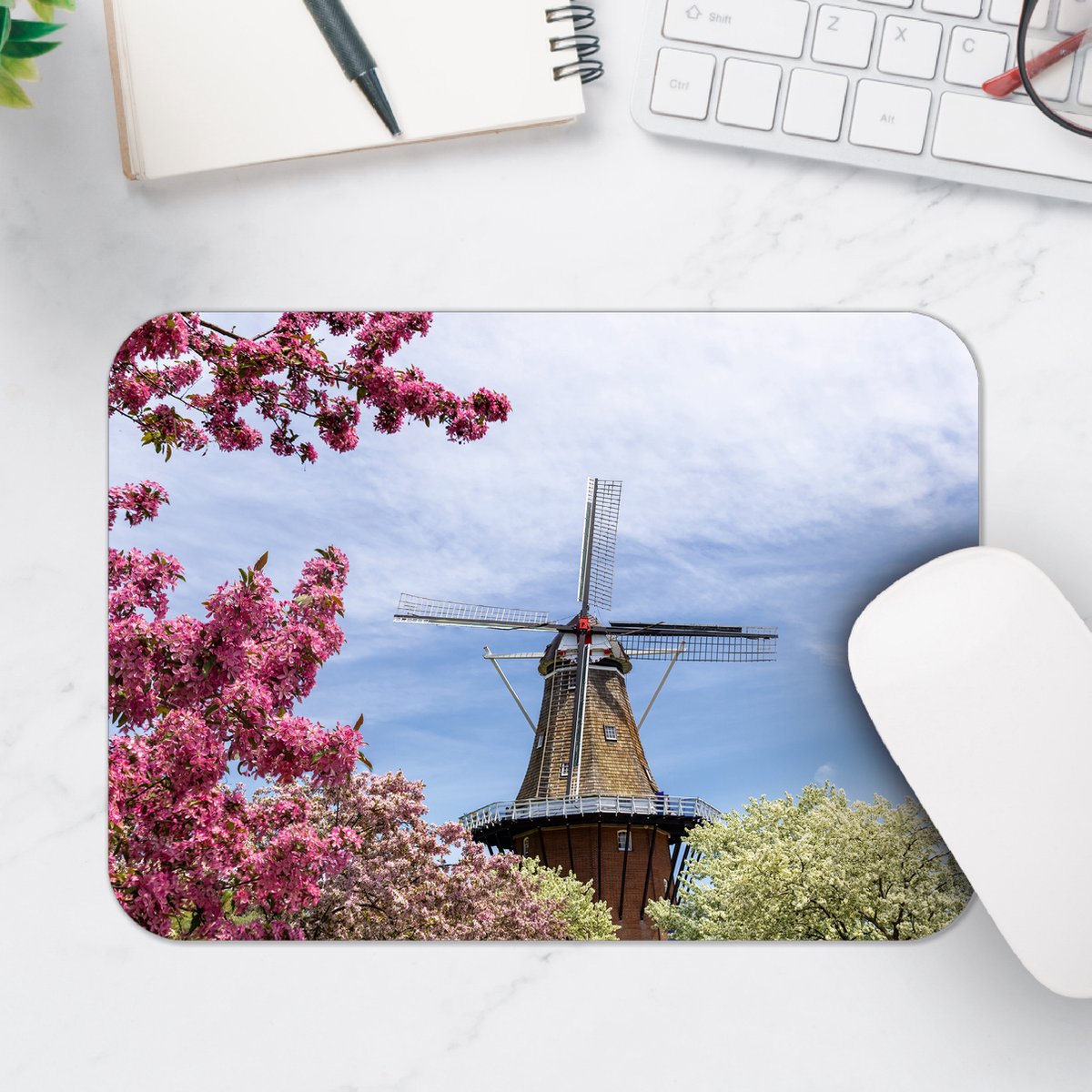 Muismat - Bloesembomen voor Traditione Molen in Nederland - 25x18 cm - 2 mm Dik - Muismat van Vinyl