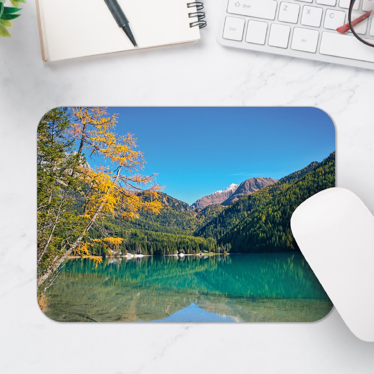 Muismat - Bomen en Bergen met Water in Landschap - 25x18 cm - 2 mm Dik - Muismat van Vinyl
