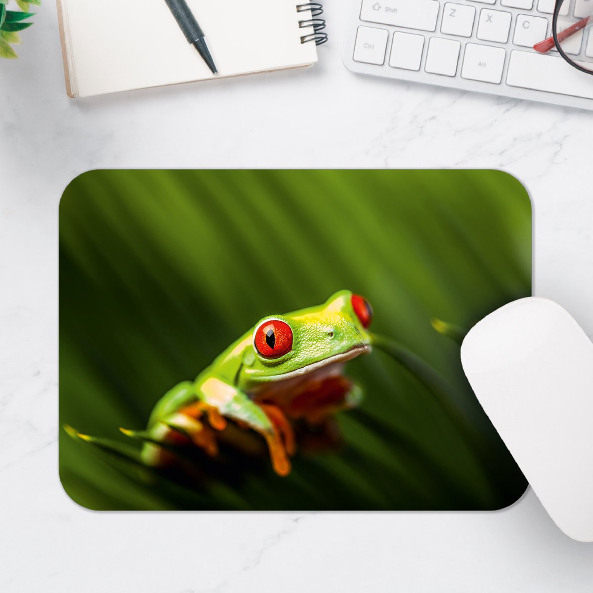 Muismat - Exotische Groene Kikker in het Regenwoud - 25x18 cm - 2 mm Dik - Muismat van Vinyl