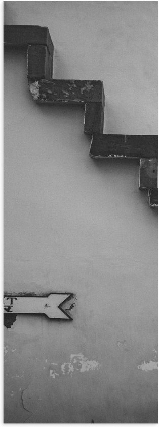 Poster (Mat) - Trap voor Witte Muur in het Zwart- wit met Bordje Exit - 20x60 cm Foto op Posterpapier met een Matte look