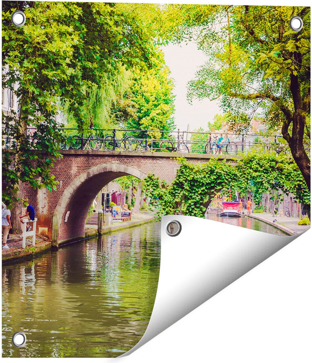Gards Tuinposter Dichtbegroeide Brug op de Oudegracht in Utrecht - 40x40 cm - Tuindoek - Tuindecoratie - Wanddecoratie buiten - Tuinschilderij Multikleur