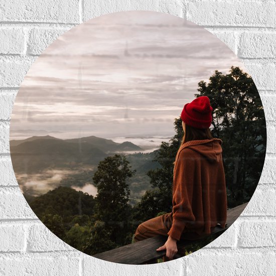 WallClassics - Muursticker Cirkel - Vrouw op Ballustrade op Berg met Uitzicht over Natuur Landschap - 60x60 cm Foto op Muursticker