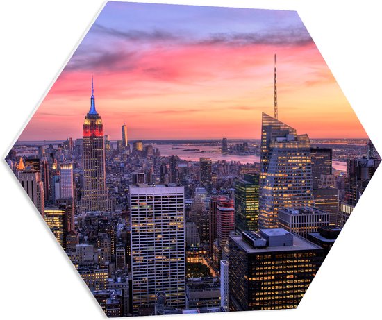 WallClassics - PVC Schuimplaat Hexagon - Uitzicht over de Stad New York bij Zonsopkomst - 80x69.6 cm Foto op Hexagon (Met Ophangsysteem)