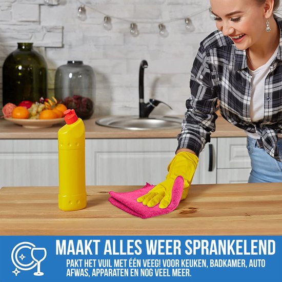Une femme portant des gants jaunes nettoie une table en bois avec un chiffon microfibre rose.