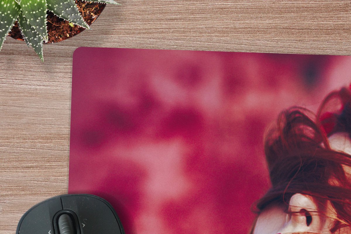Muismat XXL 100x50 cm - Bureau onderlegger - Bureau mat Kasteel - Rood - Vrouw - Portret - Bureaumat - Gaming mousepad xl - Bureaulegger groot - Computer deskmat