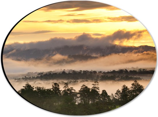 WallClassics - Dibond Ovaal - Wolken in Boomtoppen op Berg bij Zonsondergang - 28x21 cm Foto op Ovaal (Met Ophangsysteem)