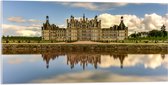 WallClassics - Acrylglas - Water voor Kasteel van Chambord, Frankrijk met Schapenwolken - 100x50 cm Foto op Acrylglas (Met Ophangsysteem)