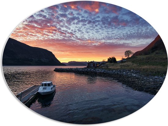 PVC Schuimplaat Ovaal - Aangemeerd Wit Vissersbootje bij Bergen in Noorwegen Vroeg op de Avond - 108x81 cm Foto op Ovaal (Met Ophangsysteem)