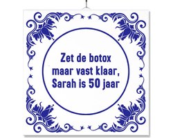 Tegel Met Opdruk | Grappig | Humor | Verjaardag kado | Toilet WC | Zet de botox maar alvast klaar, sarah is 50 jaar