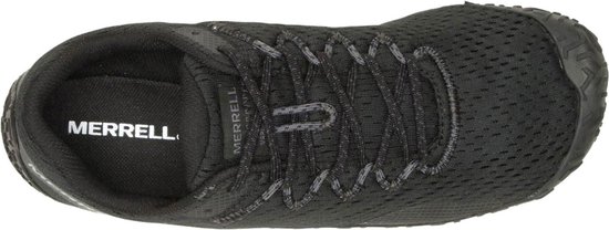 Zwarte Merrell sportschoen, van bovenaf gezien, met veters.