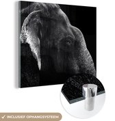 MuchoWow® Glasschilderij 20x20 cm - Schilderij acrylglas - Olifant op zwarte achtergrond in zwart-wit - Foto op glas - Schilderijen