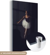 MuchoWow® Glasschilderij 80x120 cm - Schilderij acrylglas - Jonge ballerina op een zwarte achtergrond - Foto op glas - Schilderijen