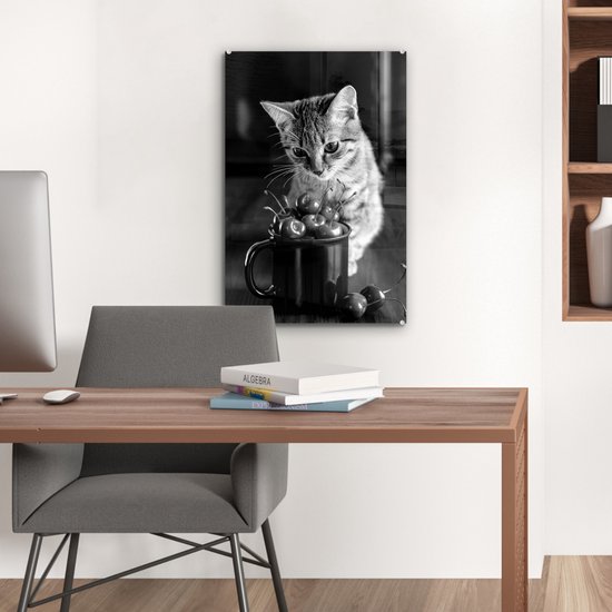 Peinture sur verre - Chat assis près d'une tasse remplie de cerises - noir et blanc - 40x60 cm - Peintures sur Verre Peintures - Photo sur Glas