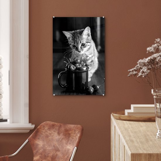 Peinture sur verre - Chat assis près d'une tasse remplie de cerises - noir et blanc - 40x60 cm - Peintures sur Verre Peintures - Photo sur Glas