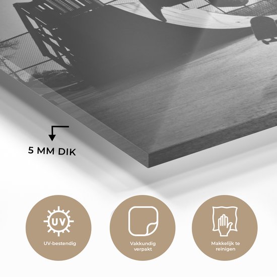 Peinture sur verre MuchoWow® - Un garçon fait une cascade avec son skateboard pendant le coucher du soleil - noir et blanc - 120x60 cm - Peintures sur verre acrylique - Photo sur Glas