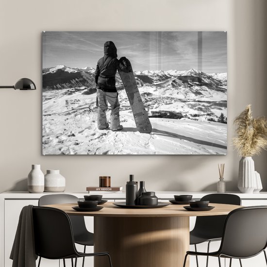MuchoWow® Peinture sur Verre - Une fille avec un snowboard regarde des montagnes enneigées - noir et blanc - 120x80 cm - Peintures sur Verre Acrylique - Photo sur Glas