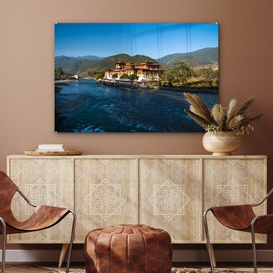 Punakha Dzong à côté d'une large rivière peu profonde au Bhoutan Plexiglas 90x60 cm - Tirage photo sur Glas (décoration murale en plexiglas)