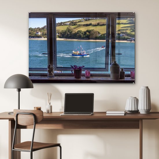 MuchoWow® Glasschilderij 120x80 cm - Schilderij acrylglas - Uitzicht op de zee en een boot - Foto op glas - Schilderijen