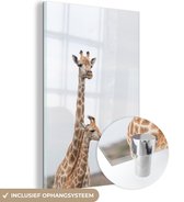 MuchoWow® Glasschilderij 80x120 cm - Schilderij acrylglas - Afbeelding van een moeder giraffe die boven haar jong uitsteekt - Foto op glas - Schilderijen