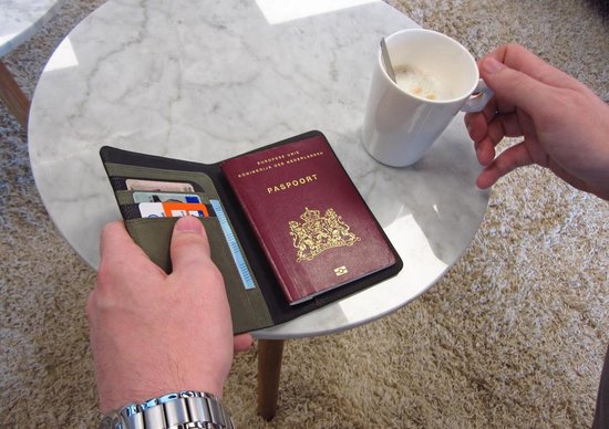 Su.B à passeport en cuir RFID de Luxe Su.B avec porte-cartes - Porte-passeport - Couverture de passeport avec porte-cartes - Zwart - Olive